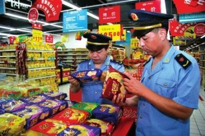 郑州严查食品安全 一包过期香馍片背后的警示